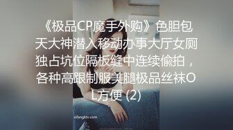 小小酥：我第一次摸你们男人的器官，他抓着我的手又抓了两下，一下去就插进去了，当时我的下边已经湿了，很痛，弄不过他啊