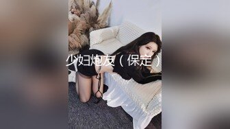 餐厅女厕偷拍美女少妇尿尿没带纸巾 直接抖两下完事