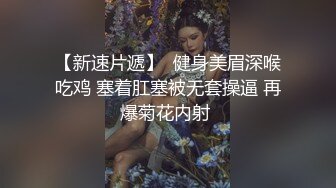 来大姨妈的嫂子寂寞求按摩，床上送大鸡巴非常认真的舔弄，骚逼痒的受不了直接开干，无套抽插草血逼，真刺激