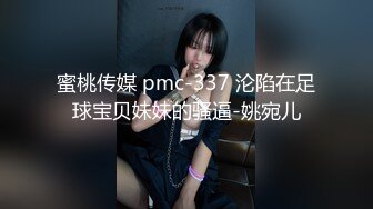 跟随偷窥跟男友坐地铁的眼镜美女 想到这么清纯的妹子 出门居然不穿内内 旁边大哥有没有闻到骚味