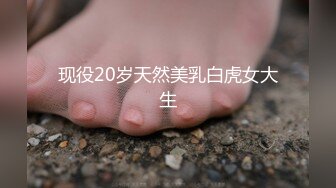 超短牛仔裙美女在商场 光脚穿袜子试鞋高跟鞋配玉足脚上的血管清晰可见丁字裤翘臀弯腰被抄底