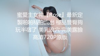 车站厕所偷拍穿斑点上衣的美女