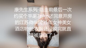 【小小寻花】新晋老哥探花，丰满大奶外围骚女，玩的很花，大奶子乳交，跪在沙发后入