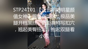 清纯嫩妹子和年轻小伙日常性生活，后入操灰丝大屁股，无套啪啪传教士打桩