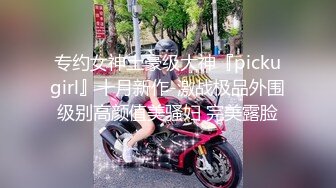   豹纹小少妇露脸精彩演绎，房间里好几哥男人观战，交大鸡巴互动狼友撩骚听指挥