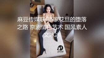 妹子怎么就坐地板砖上玩起来了