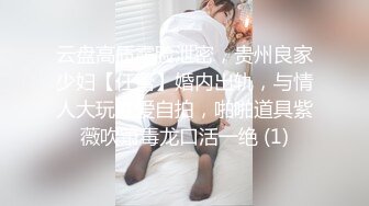  尤物级女神御姐 真会打扮啊 白皙肉体黑色衣服勾人性福，吊带裹胸往上一扒就舔吸奶子