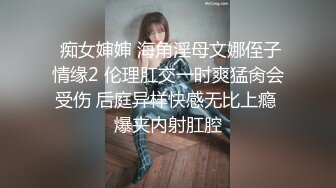 长相甜美短发萌妹子假吊跳蛋自慰，慢慢脱光揉搓奶子舔假吊抽插震动