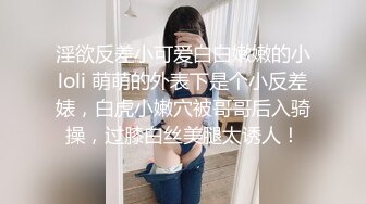 牛仔裤白毛衣小姐姐真漂亮 纯纯气质坐在沙发上