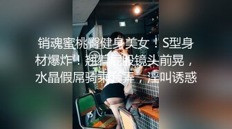 超美时尚人妖和美女闺蜜公园长凳上犹如情人一样玩暧昧接吻回到屋里激情肉体摩擦高潮享受