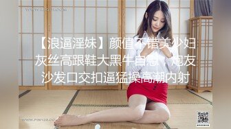 吊钟大奶风骚女友的无限诱惑，跟狼友互动撩骚听指挥，自己吃骚奶子撅着屁股看逼逼