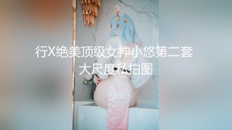 【新片速遞 】 黑丝高跟大学生观战好姐妹被草，搞的自己骚逼瘙痒难耐自慰，躺在沙发边等待大哥宠幸，扛腿抽插浪叫呻吟好骚