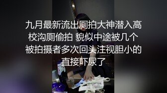 商场女厕全景偷拍浅绿色套装美女的小嫩鲍