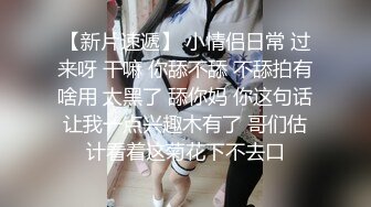 獨自逛商城碎花裙美婦,性感內內都陷肉裏去了