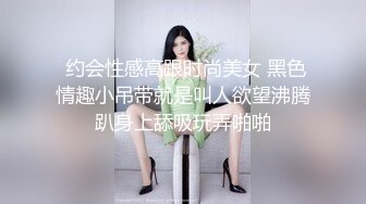   露脸新人妹子，欧式沙发全裸自慰，特写掰开蝴蝶逼，手指插穴表情很享受