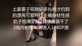   满背纹身萌萌哒双马尾美妞，无聊和炮友来一炮，特写深喉吸吮很卖力，主动上位骑乘