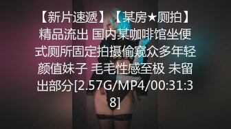 电车通勤中的穿著迷你裙的J系少女，被围困起来，大胆露出屁股，揉搓激情挥发，18发精液淋漓的无声轮奸。小野六花