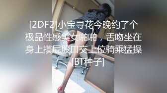 双马尾可爱小美女脱光光，奶子大肉体丰腴，啪啪享受舔吸抽插