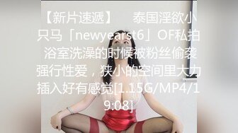 双飞漂亮美女 身材苗条细长腿穿上黑丝白丝 享受帝王般服务 逼逼换着操 貌似逼操多了很难射 还要手机边看小电影边操