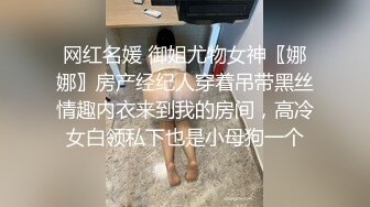 丰腴美女穿着红衣修身礼服里面还有黑丝情趣，这样的诱惑无法抵挡