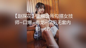  爆乳户外美娇娘性感情趣诱惑公园勾引散步路人，到一半差点翻车来了很多游客换地接着干