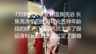 公司西装男职员厕所偷情被发现