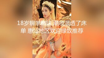    妹妹户外干活，在后山摘着东西，肚子饿了就停下来找哥哥要棒棒吃，吃得可真香