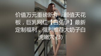 风韵少妇阿姨，常年性生活不和谐，内心又很骚，只好买玩具玩起，脸上的表情很饥渴难耐呀！