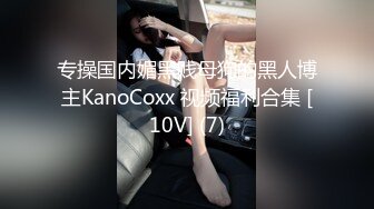  性感小嘴唇的黑丝美腿白虎小美眉 穿上丝袜挑逗 再暴力干她的小美眉