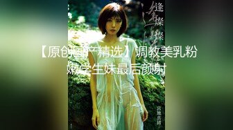 YC商场抄底白裙红趾甲绝色靓妹蕾丝透明内夹腚沟里前面全是毛