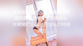 都蹲守白色长裙美女❤️皮肤白皙阴毛乌黑,两片肉唇夹着细小的逼洞