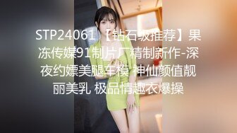  熟女妈妈 精神小伙和妈妈边操边缠绵互吻 趴在妈妈丰腴的身上大力抽插 只听啪啪作响