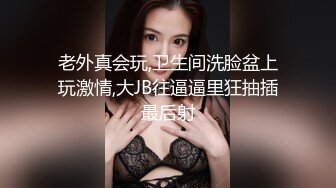 白云区的小母狗、在家里是个乖乖女、在男神面前丧失容颜，跪在地上爬行，吃鸡巴的小骚货