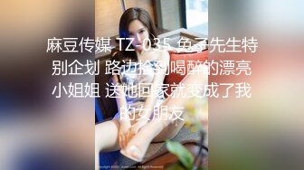 新来两个小妞姿色还不错，先拿房间里的妞练练屌验验货，没想到这么骚技术还不错，扛腿抽插叫不停