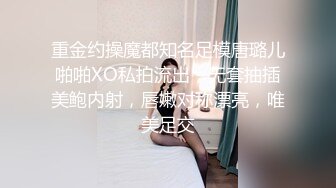 黑客破解家庭网络摄像头偷拍老婆在厨房煮饭过程中被欲火浑身的老公 扒光抱起一顿操