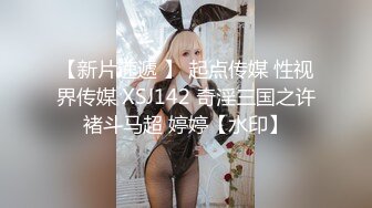 小美女吃鸡很仔细