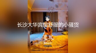 大奶头少妇享受男技师的精油SPA，在男技师的双手按摩下奶头都立起来了，带着套子抠骚逼到高潮抽搐