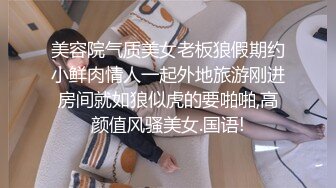 偷拍颜值不错的小少妇洗澡 自己挤完乳头又蹲下看逼差点被发现