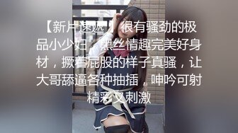 【新片速遞】  眼镜轻熟女美少妇，夫妻之间沙发上啪啪做爱花式玩黑蝴蝶传教士内射，最后洗澡