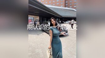 极品少妇，客厅招揽两名男妓，前仆后继干她两个骚穴，爽歪歪淫叫！