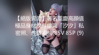 瑜伽少妇喜欢硬摩擦，练出水来了，再助力一下，这么好的身材却是个饥渴的荡妇，拿着跳蛋自慰！