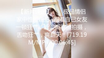 【新片速遞 】 熟女妈妈 宝贝 舒服吗 嗯 这是什么呀 不知道 阿姨在家被小伙摸大肥逼 爽的不停扭动身体 