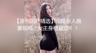  外表青涩巨乳肥B年轻妹子背着男友约炮友跑到高层天台啪啪