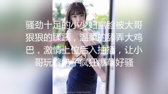 农村熟女妈妈 在家寂寞难耐 给你看看逼 年纪这么大了 逼逼看着还那么紧 年轻时估计也是个大美人