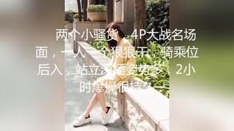   客厅犯错了，跪在地上受惩罚的美女。男：贱不贱，贱不贱！  女：嗯嗯