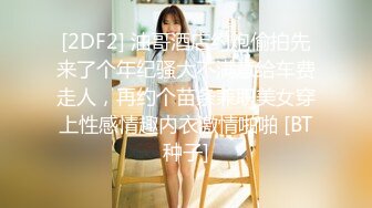 饥渴熟女厨房玩大黄瓜 身材性感诱惑