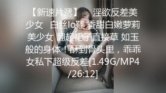 商场女厕全景偷拍唇红齿白牛仔短裤小美女不高兴板着脸