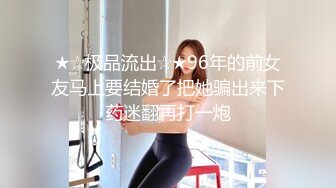 潜入公司内部公厕偷拍两个妹子的鲍鱼